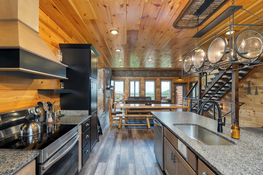2 Homes Firefly Trail Way by Avantstay Sleeps 28, Indoor Pool + Hot Tub + Movie Theater & Game Room