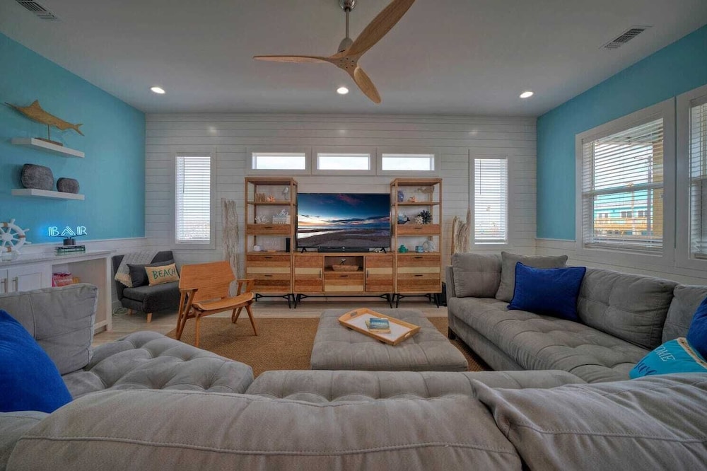 Sleeps 22! 2 Homes Priv Pool, Putting Green, Bar, Deck, Prime Port A Location