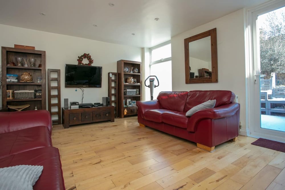 Stunning 3 Bedroom House With Garden in Battersea