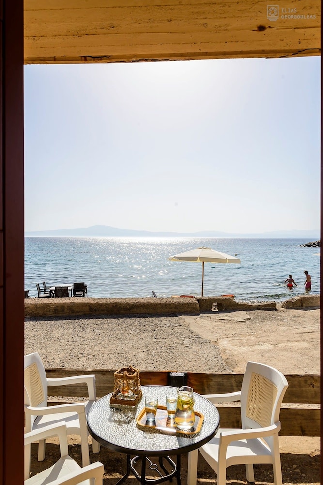 Waveside Sanctuary - Luxurious Seastone Villa