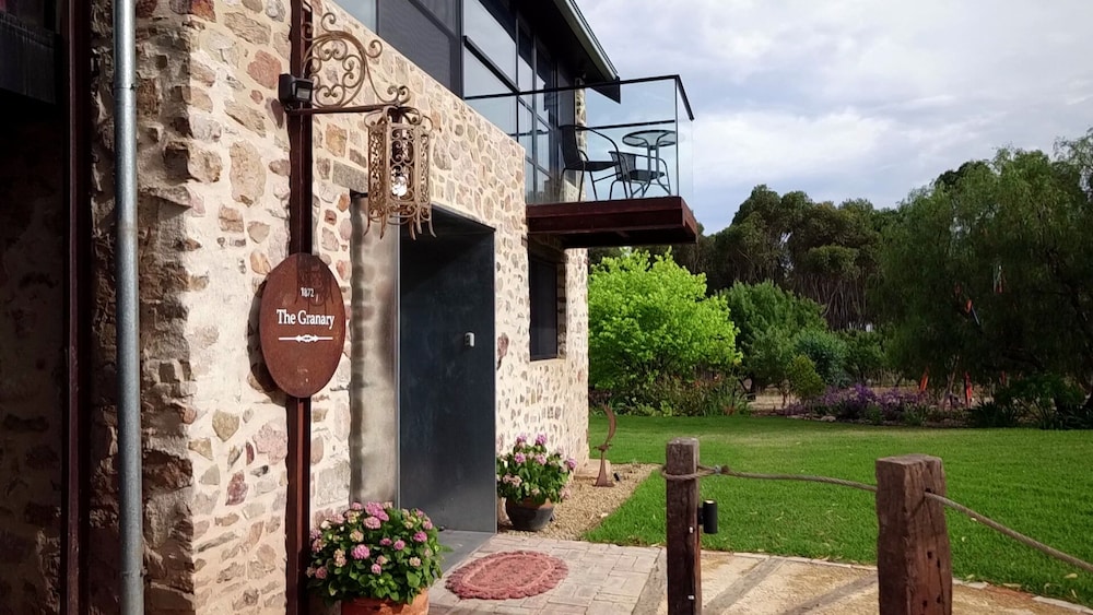 Old Chaff Mill Retreat - - luxury vineyard accommodation
