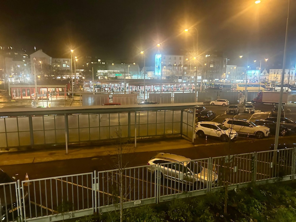 New Luxury Apartmen Metro Station