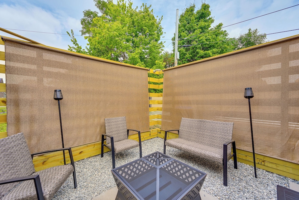 1 Mi to MGM Springfield: Cozy Winter Duplex!