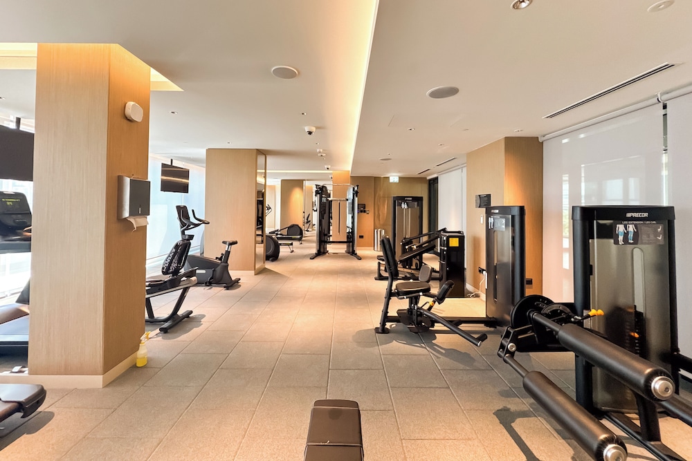 PVH - Stylish 1BR with Study - The Crest