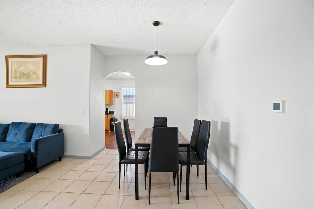 Family Retreat With Private Pool Near Disney! 3 Bedroom Residence
