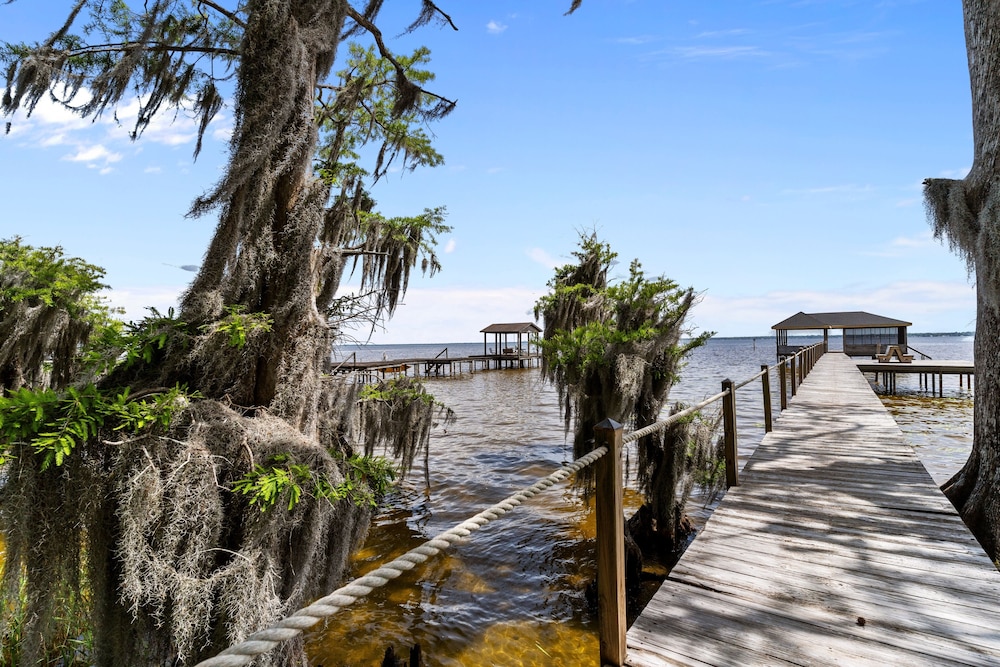Lake Escape - Lake Waccamaw 7 Bedroom Home