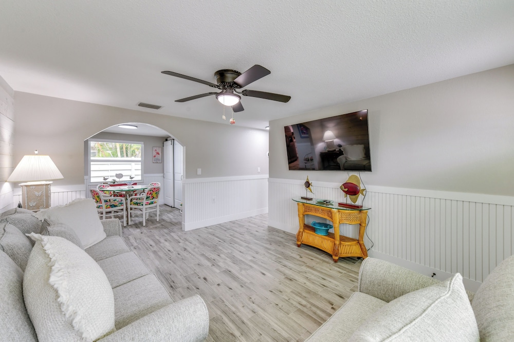 2 Blocks to Beach: Tropical Retreat in Anna Maria