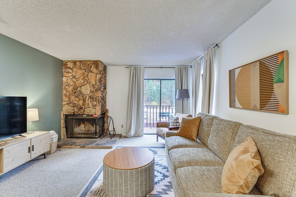 Easy Red River Ski Access! Outdoor Adventure Condo