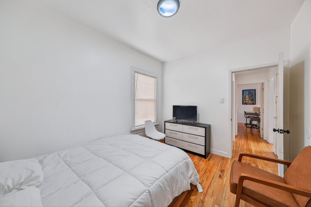 Chicago Getaway With Pool Table & Modern Comfort 3 Bedroom Home