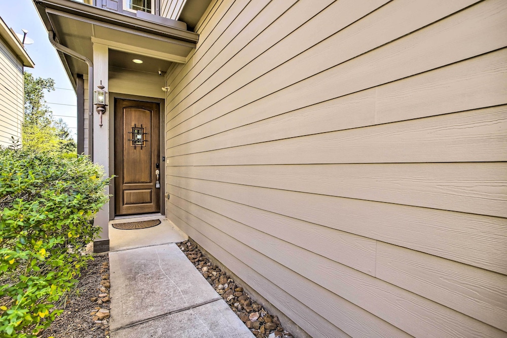 Family-friendly Spring Townhouse w/ Backyard!