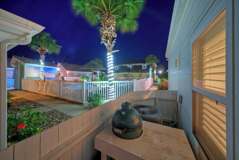 Sleeps 18 2 Beach Homes w/ 2 Pools, Playground, Covered Patios Pirates Bay