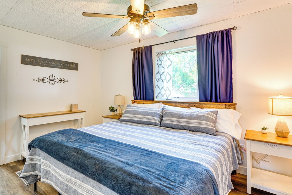 15 Mi to Downtown Sioux Falls: Gem w/ Yard!