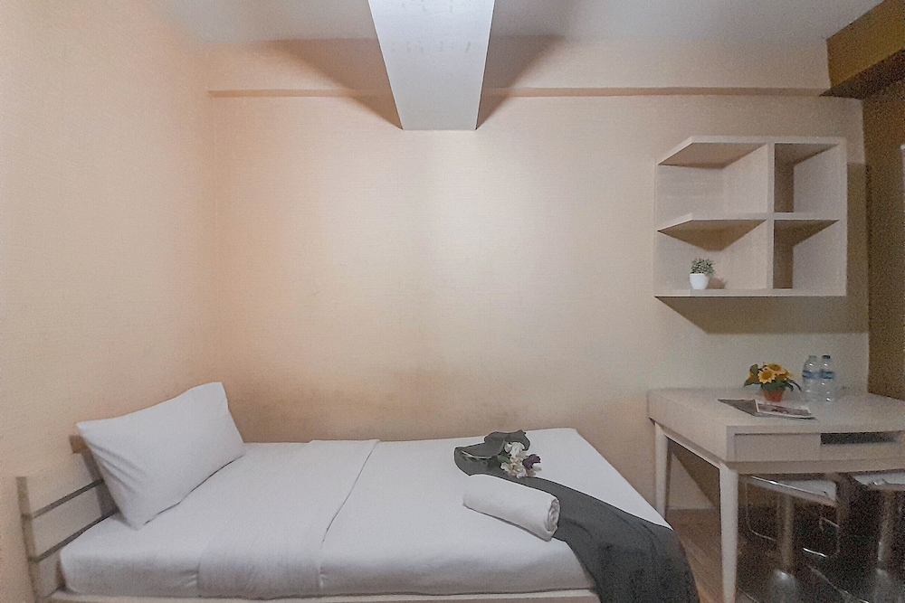 Homey Studio Apartment At Easton Park Residence Jatinangor