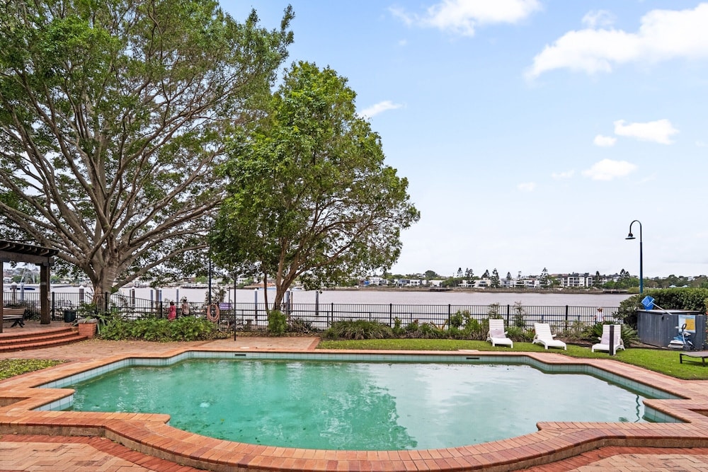 Stylish Riverside 2-bedroom Apartment in Teneriffe