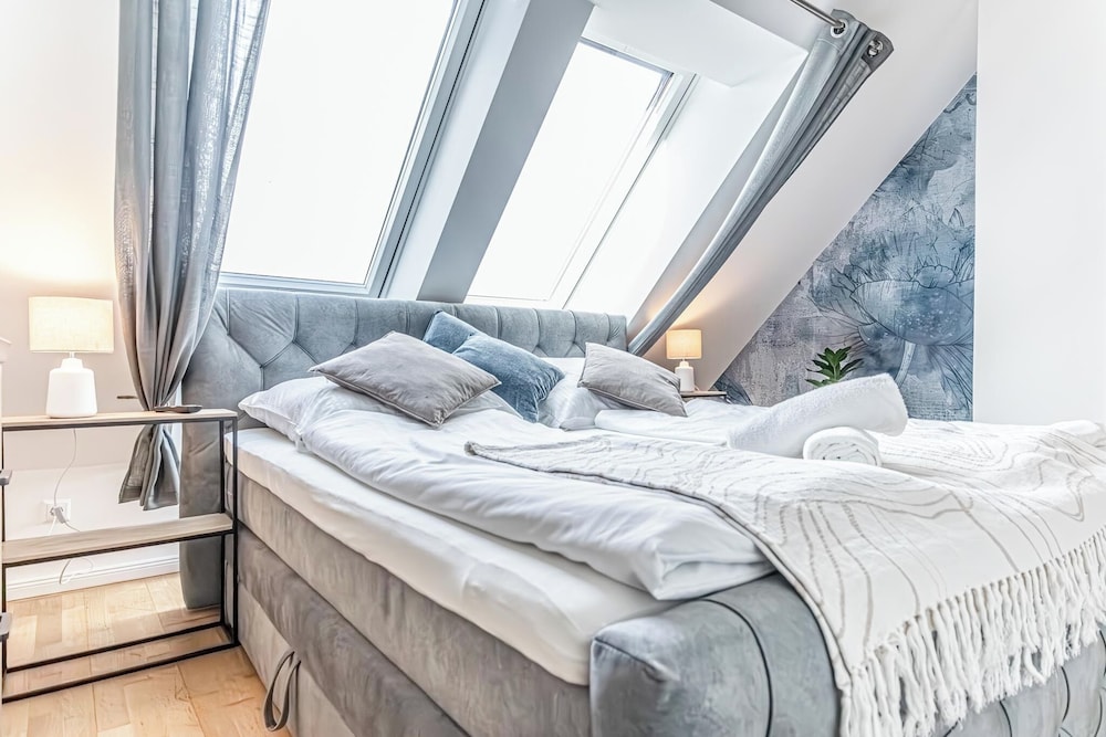 Luxury AC Balcony Apartment City Center
