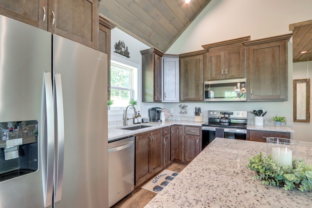 Cozy Blue Ridge Cabin: Game Room & Mountain Views