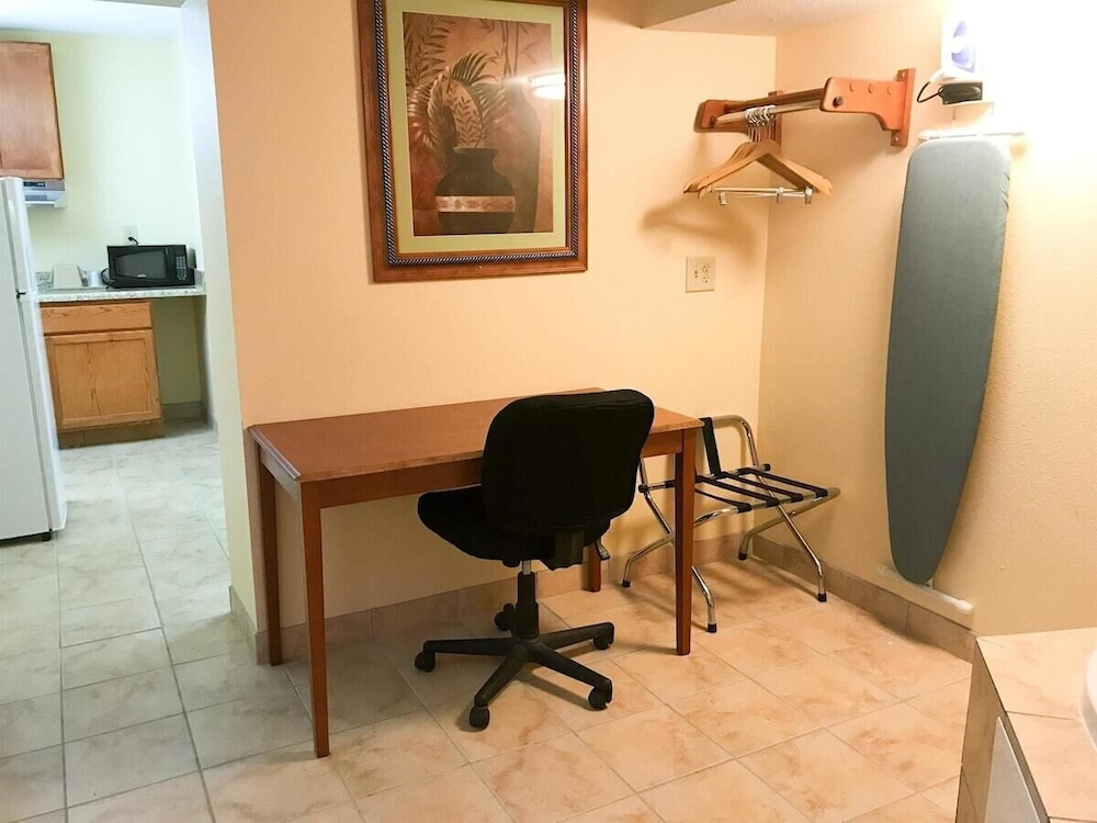 HomeTown Inn & Suites