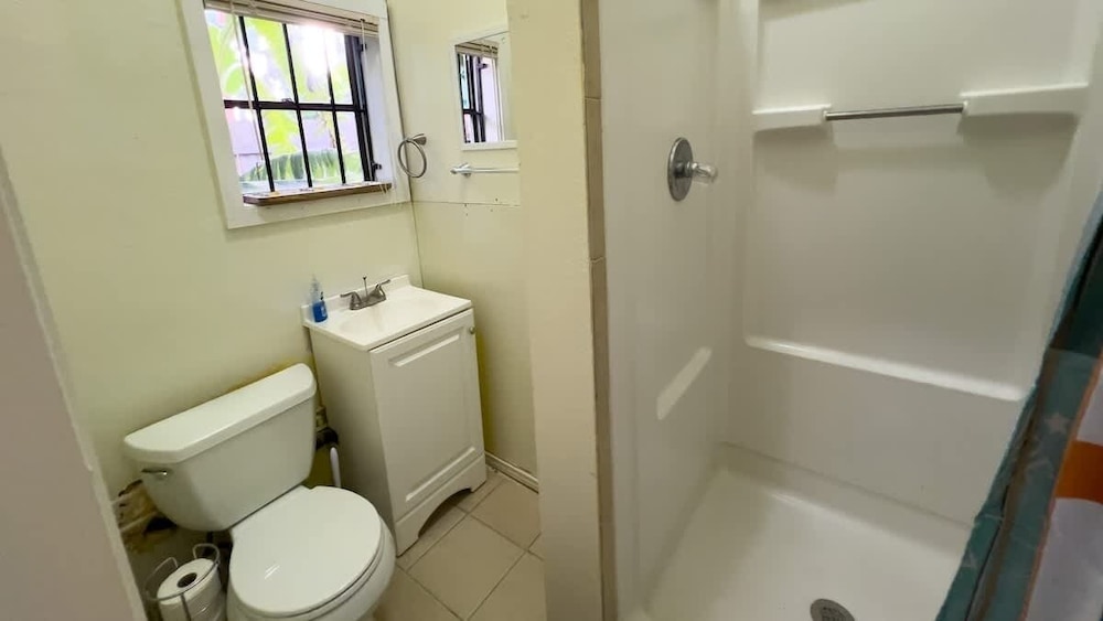 Fun Retro Island Vibe Sleeps 17 Beach 1 Block 4 Bedroom Home