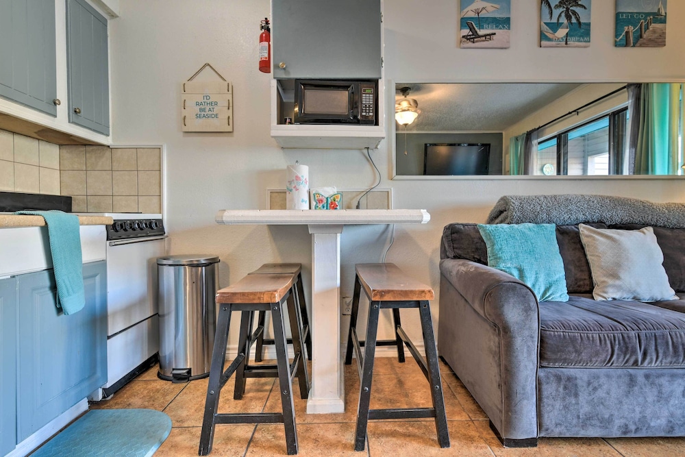 Beach Condo: Balcony, Pool Access, Steps to Shore! view 4