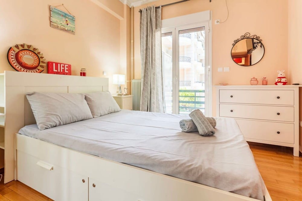 Athens Strawberry Hideaway - City Chic Retreat