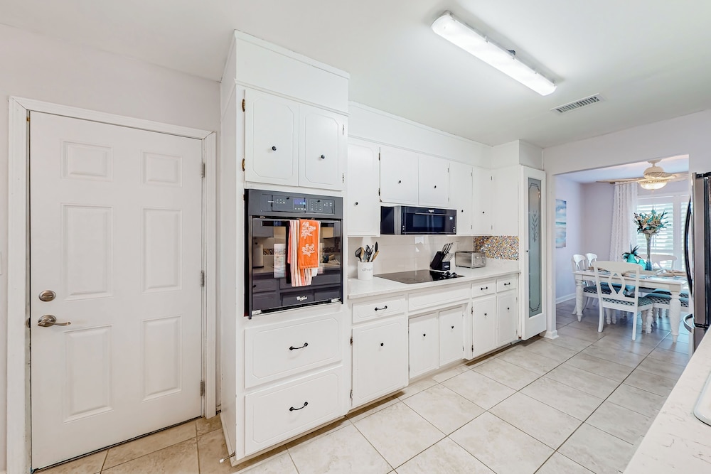 3BR Next to Park w/ Large Yard, AC & W & D