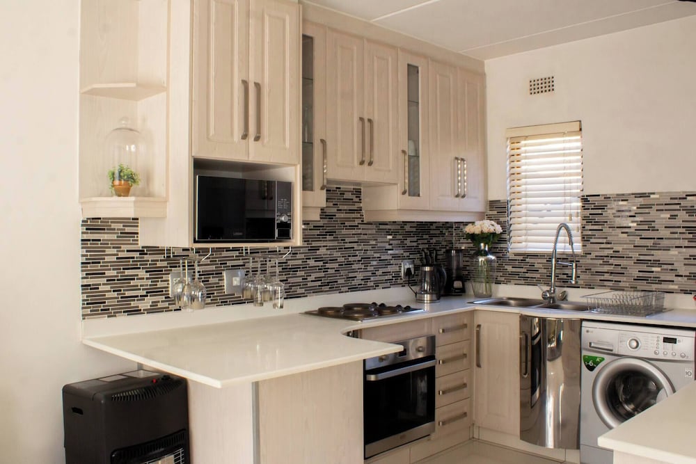 Beautiful 2 Bedroom Apartment Near Monte Casino