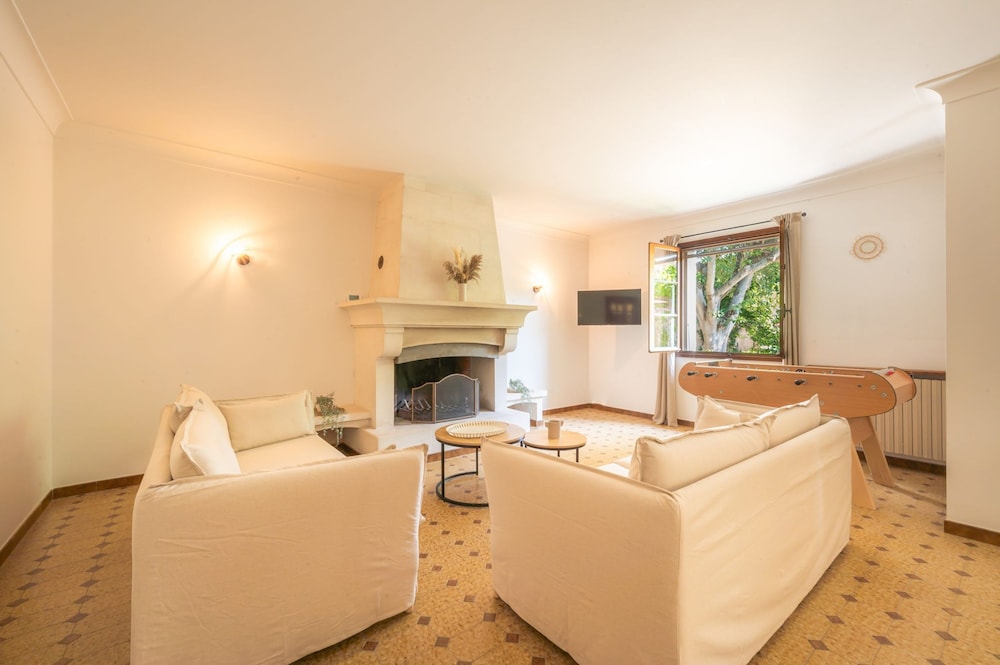 Mas Lou Pitchoun Exceptional Villa Between the Alpilles and Avignon
