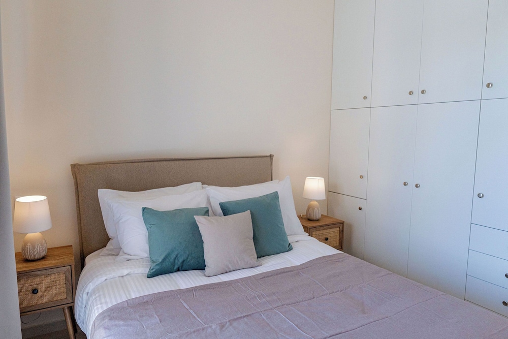 Phaedrus Living: Seaside Thalassa Cretan 201