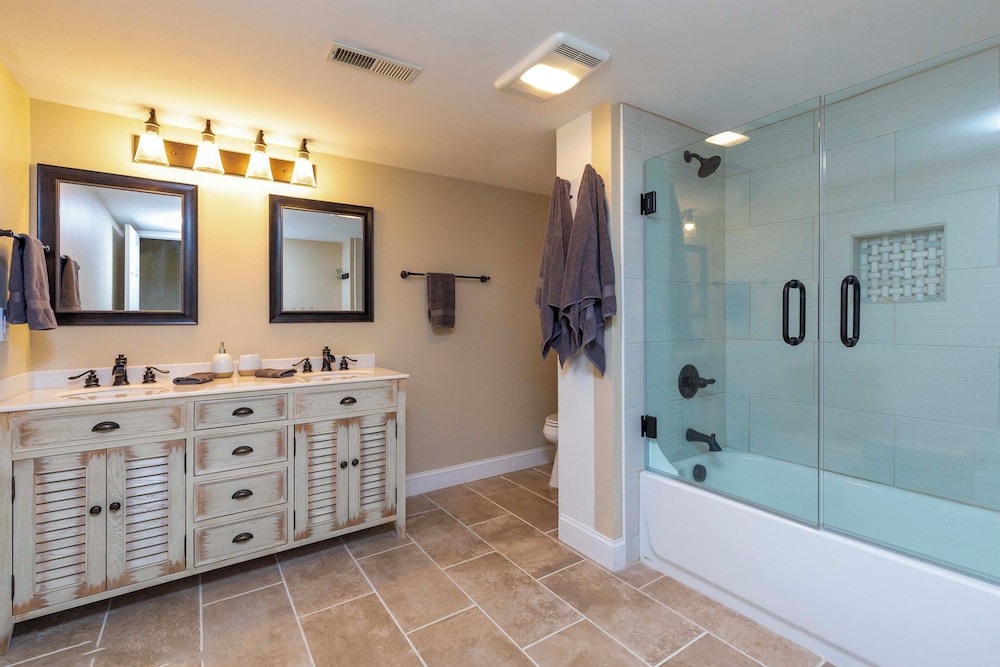February Perks! Couples Getaway in Hayesville