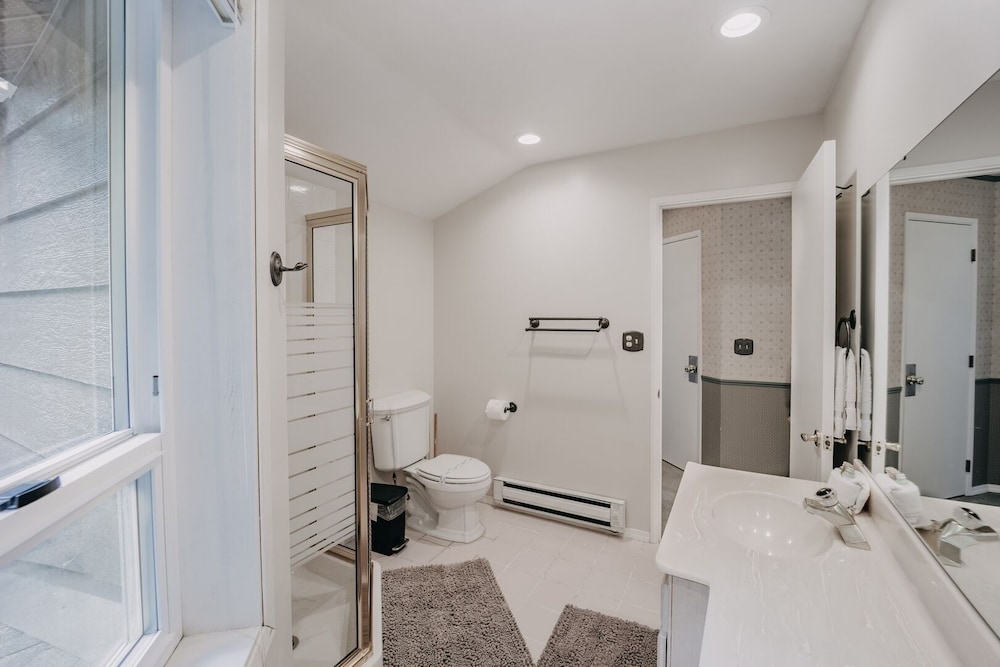 13sl - Hot Tub - Pets Ok - Wifi - Sleeps 8 2 Bedroom Home by RedAwning