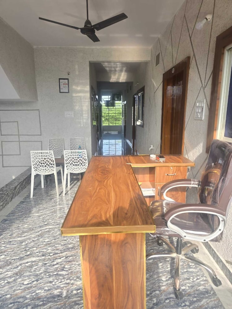 Hotel Aarav Palace