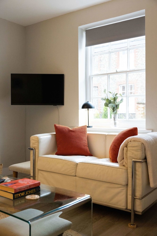 Elegant Georgian City Retreat for 5