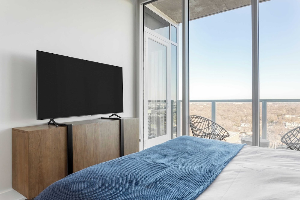 Sleeps 16 Brand New Austin High Rise w/ Rooftop Pool, Gym, Yoga Studio & More!
