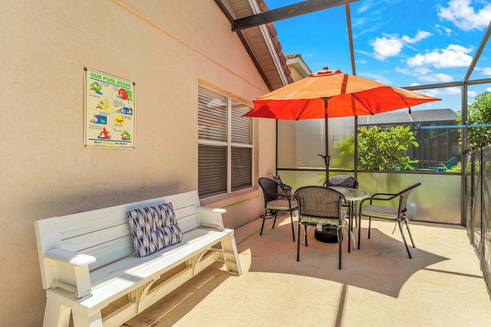 Tropical Oasis on Hypolita