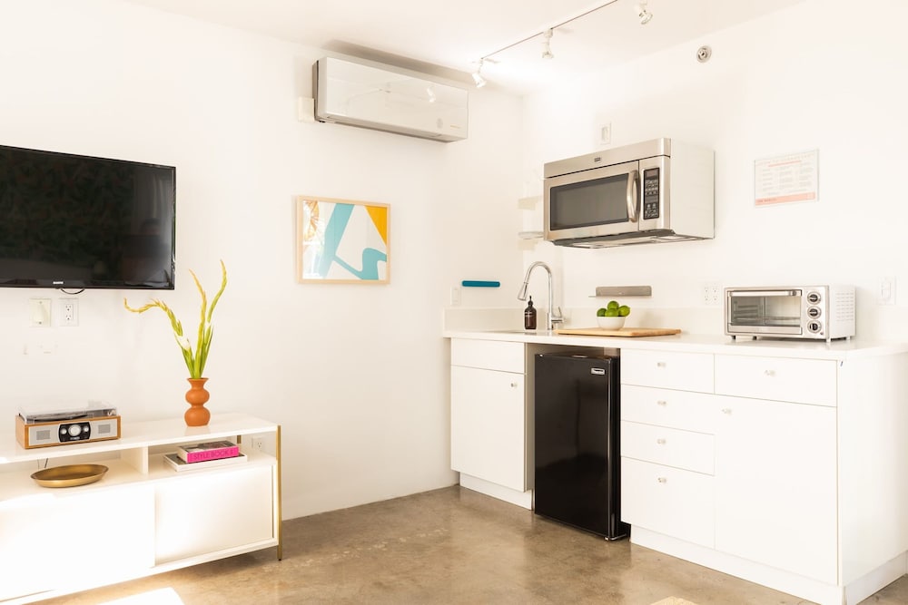5 Private Rooms Sleeps 14 Wesley Studio Buyout