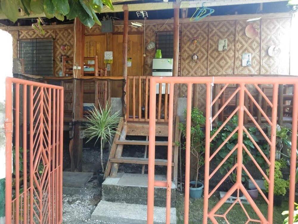 Titanic's Nipa Huts by Hiverooms