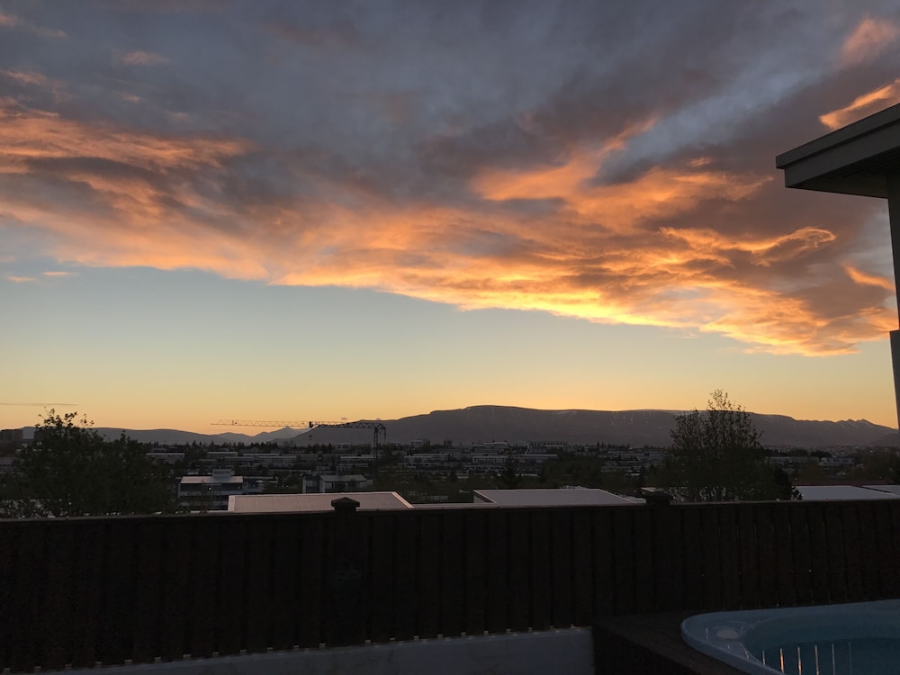 ICELAND SJF Villa , Hot tub & Outdoor Sauna Amazing Mountains View - 15 min to downtown