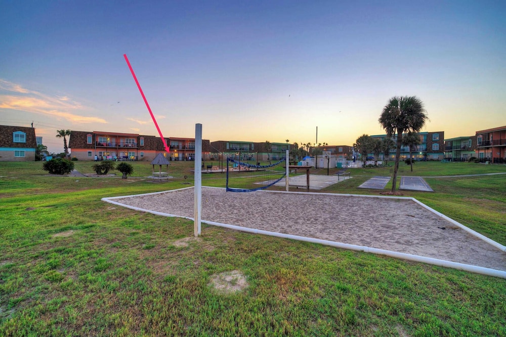 Steps to Sandfest 2 Condos in Beachfront Complex w/ Pool, Pickleball/tennis