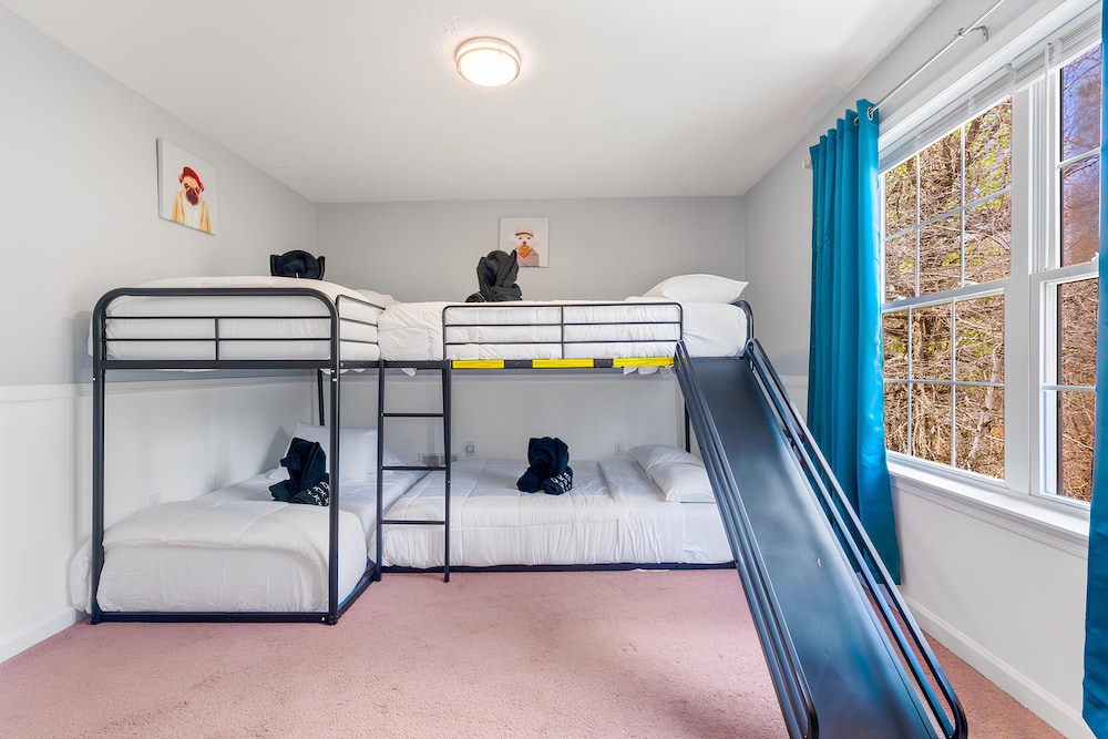 Ultimate Poconos Family Escape! Games, Firepit, Theater Vibes & More