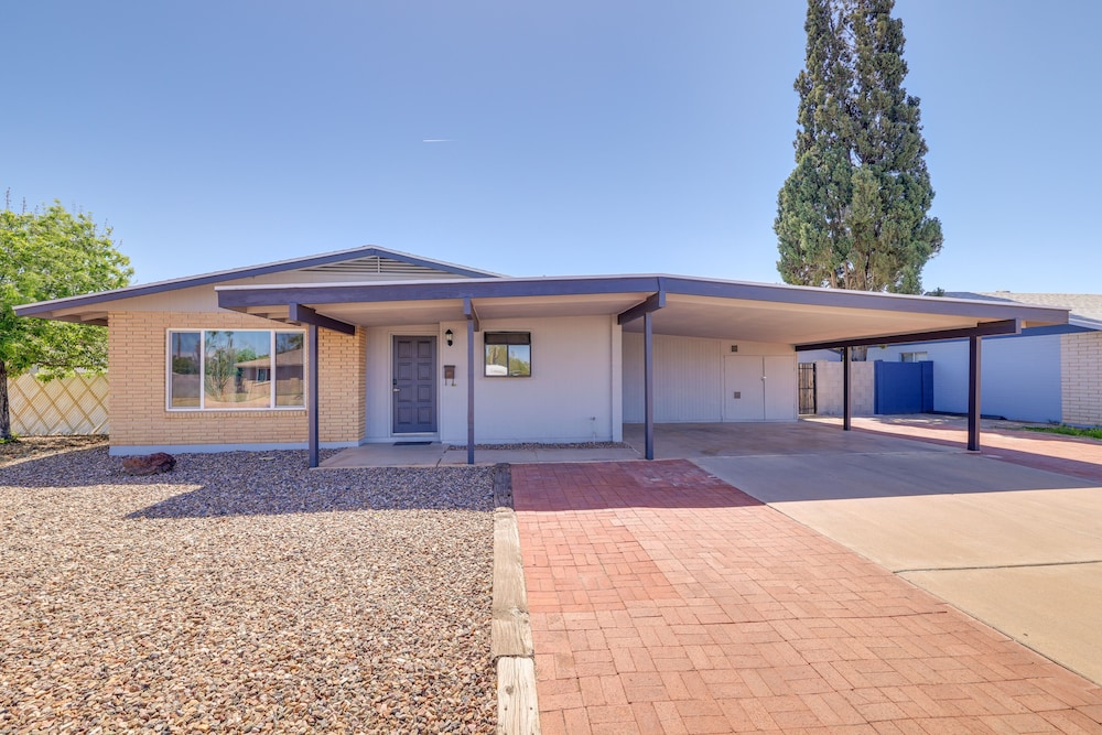 Charming Home < 11 Mi to Downtown Phoenix! view 5