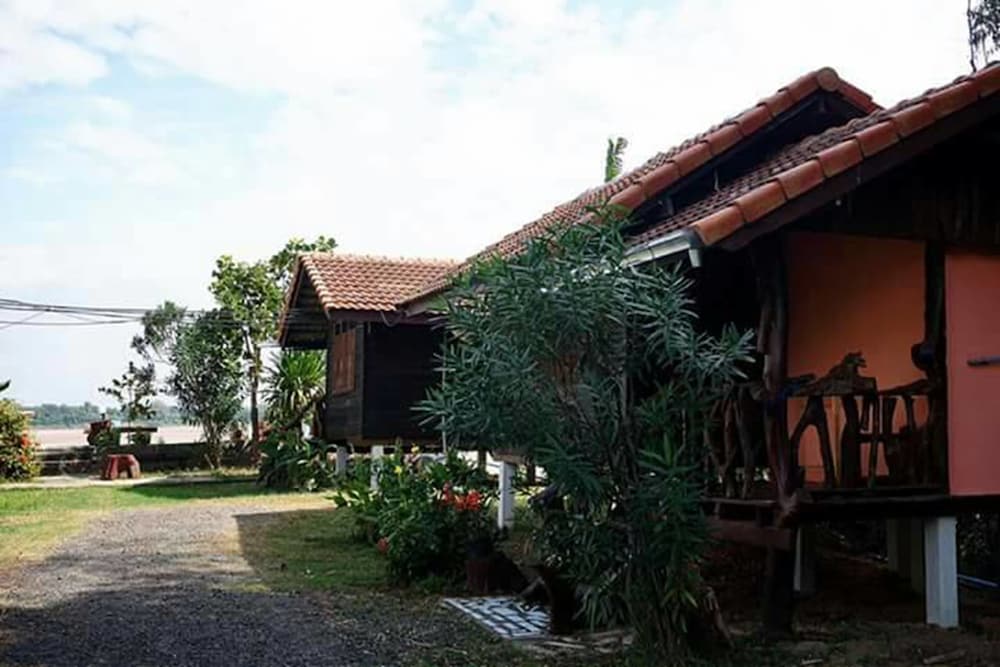 Baanpakrimklong Sukhamon Homestay & Resort