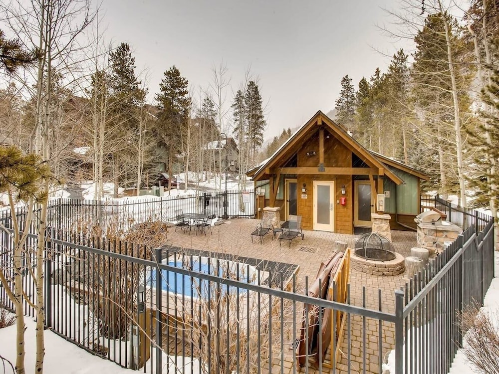 Fun And Relaxation In A Mountain Vacation Getaway 3 Bedroom Home by RedAwning view 5