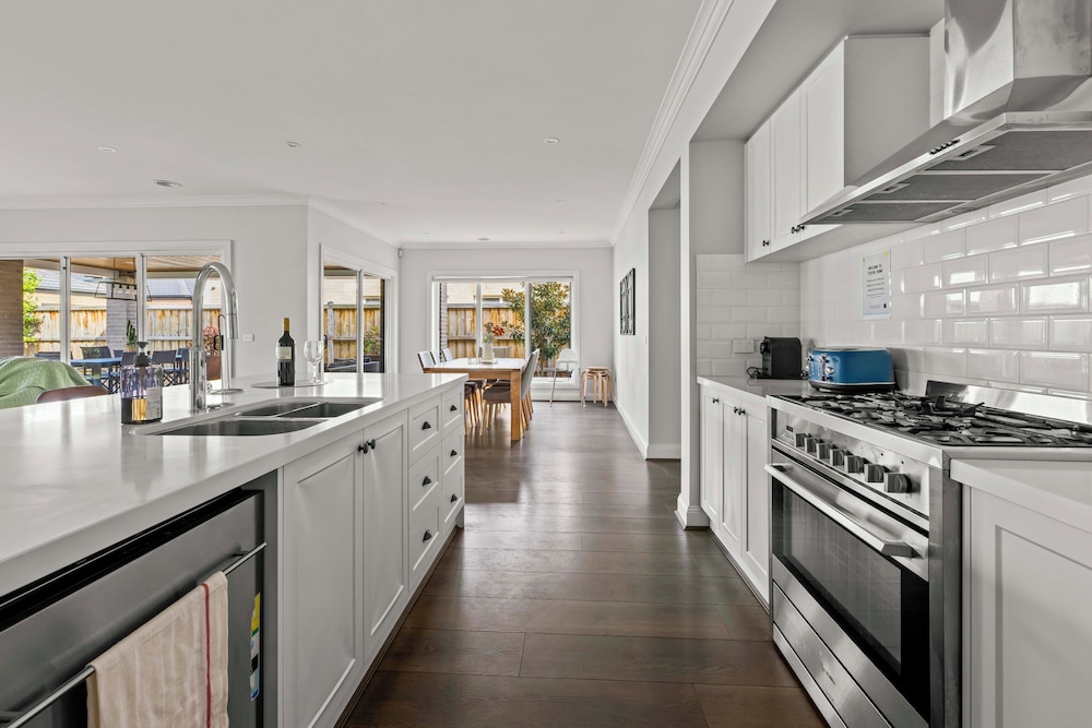 StayAU Contemporary 5BRM Families Home Point Cook