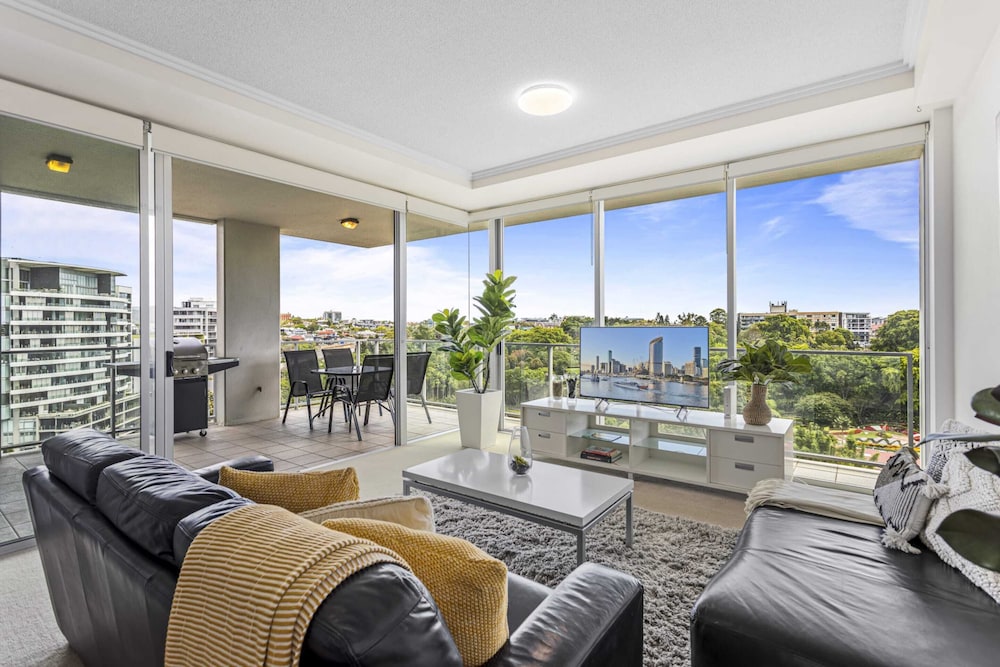 High-floor 2-bed CBD Unit With Views & Amenities