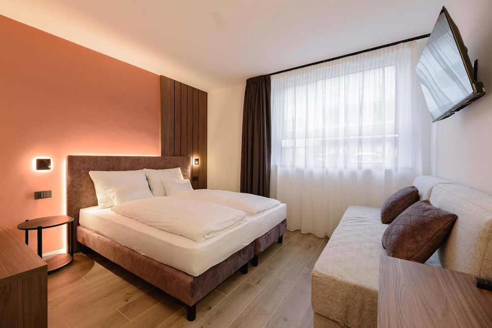 NAOMI Rooms