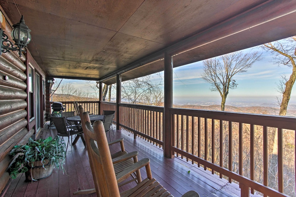 2 Mi to Ober Mtn: Hot Tub & Deck at Cozy Cabin!
