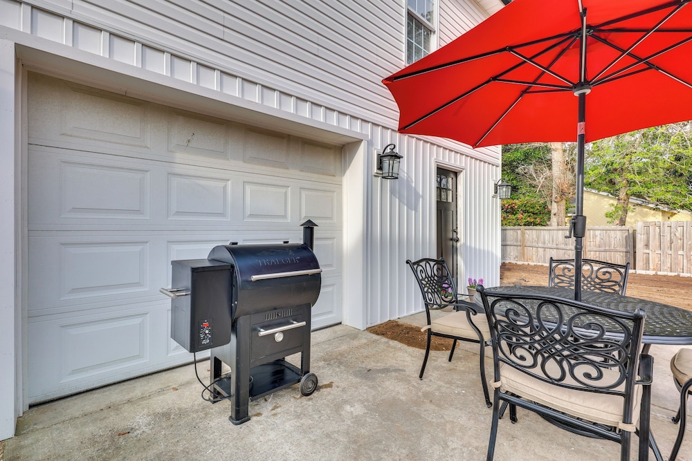 Walk to Pier: North Carolina Getaway in Oak Island