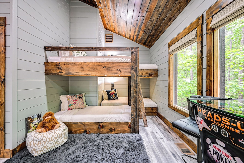 Luxe Broken Bow Vacation Rental: Hot Tub & Pets OK