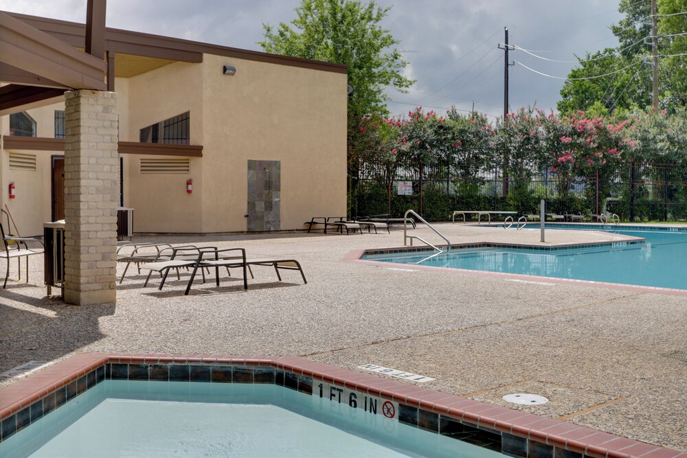 Houston Townhome 4 Mi to Airport: Central Location