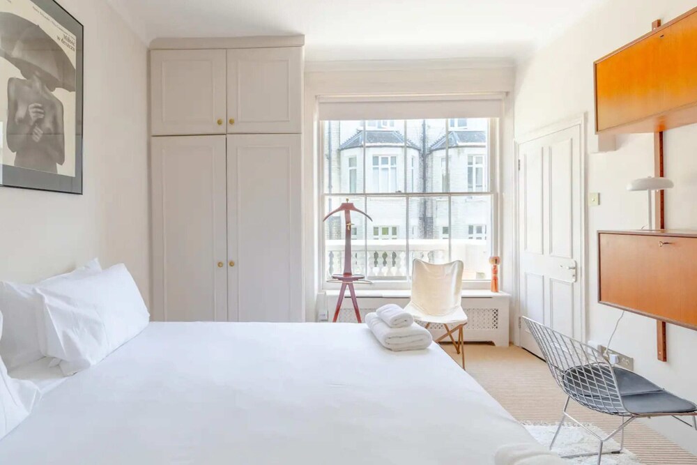 Stylish 2BD Flat - 5 Minute Walk to Notting Hill!